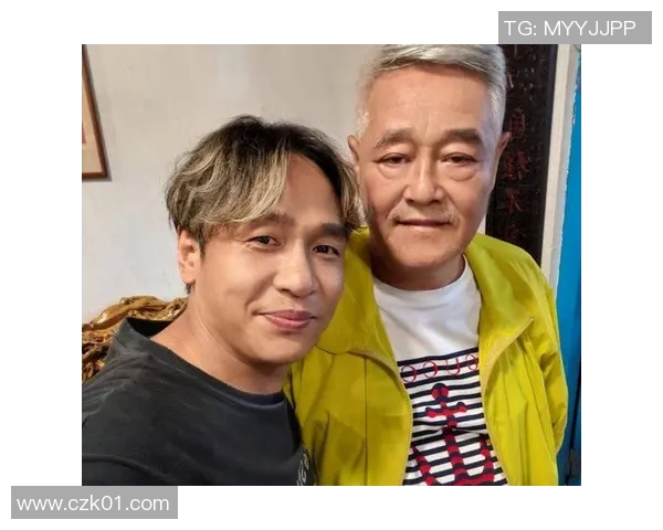 赵本山与足球明星亲密合影展现幽默风采引发网友热议与回忆 赵本山与足球明星亲密合影展现幽默风采引发网友热议与回忆