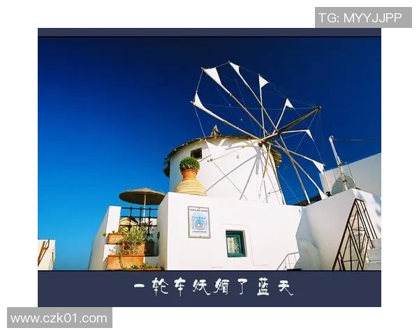 足球明星与女友浪漫航行在阳光下的海洋之旅